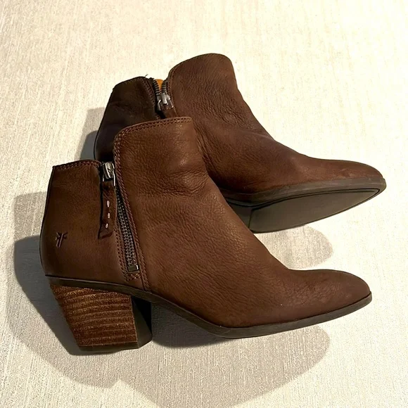 FRYE Women’s Brown Ankle Booties Distressed Texture All Over Size 6 Gently Used - Picture 3 of 16